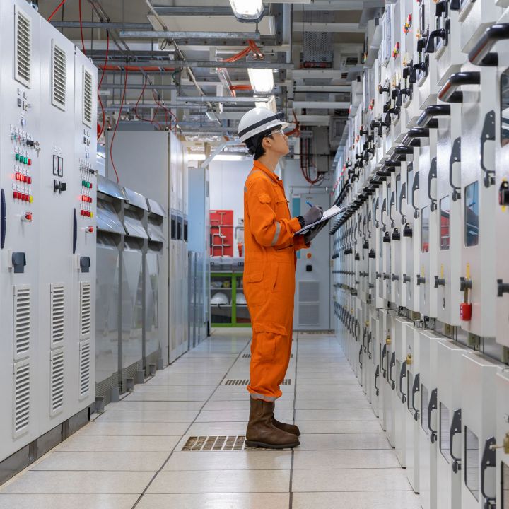 looking for a commercial electrician with vast knowledge in high voltage